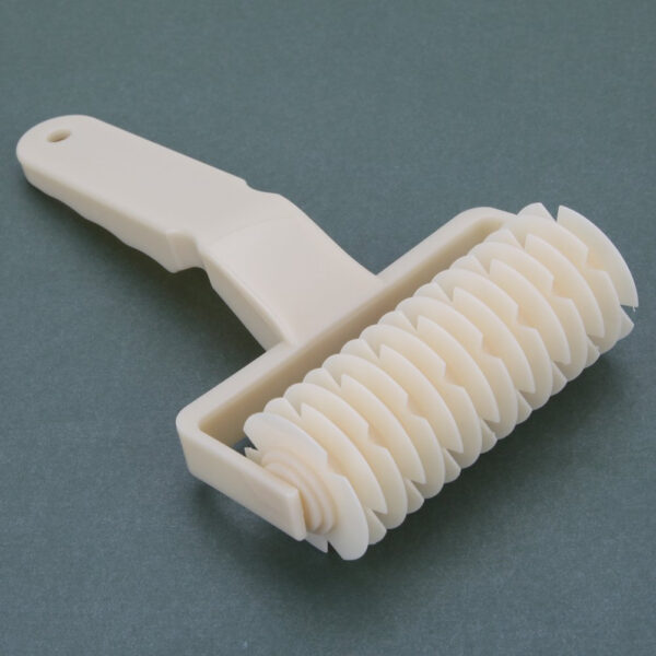 cutit roller pentru taiat modelat aluat pentru placinte foietaj si prajituri pvc alb 10 x 17 5 cm 604412