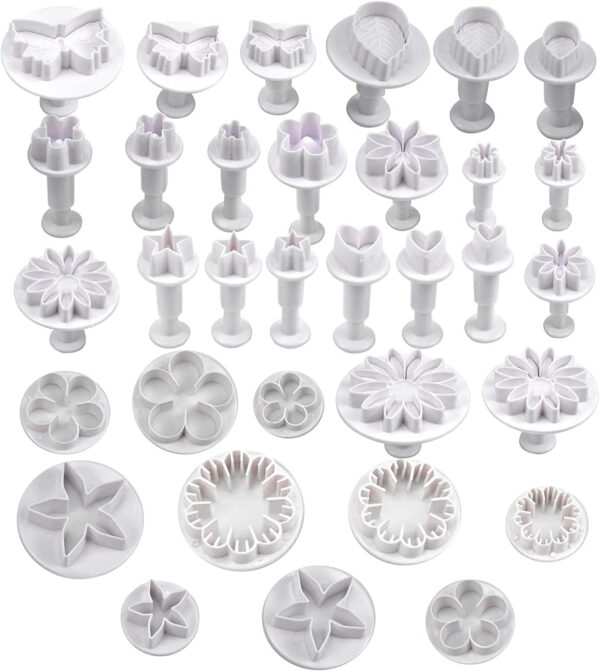 set 33 forme pentru decorat tort si prajituri cup cake cu stelute flori fluturi inimioare si frunze din pvc alb 648116